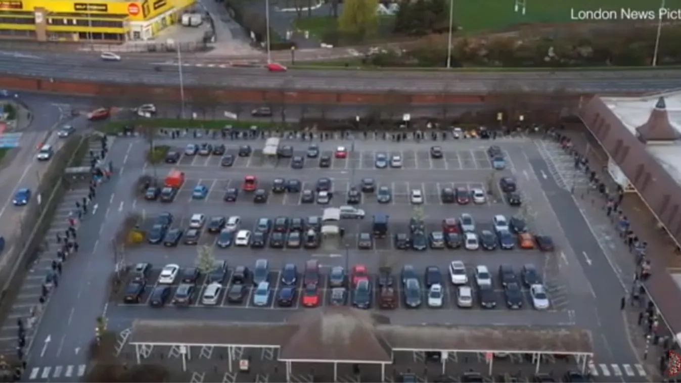 Elképesztő felvételek: több százan állnak tömött sorokban a Tesco előtt