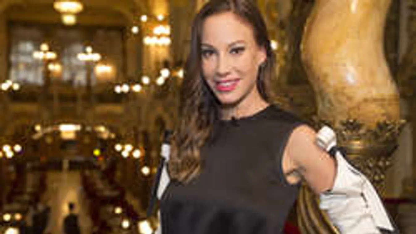 Szexi kisszoknyából villantak ki Vajna Tímea formás combjai!