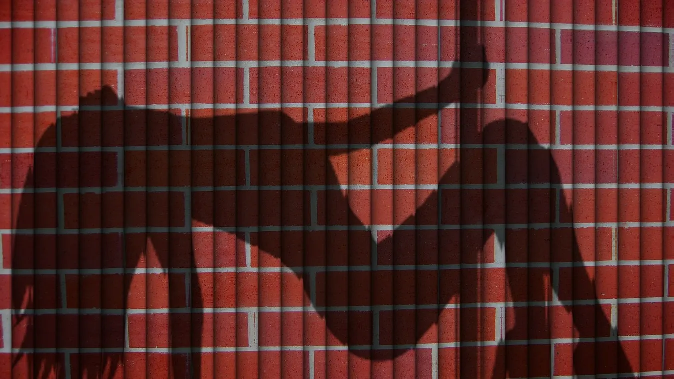 Arccal előre zuhant le a hat méter magas rúdról a táncosnő – sokkoló videó