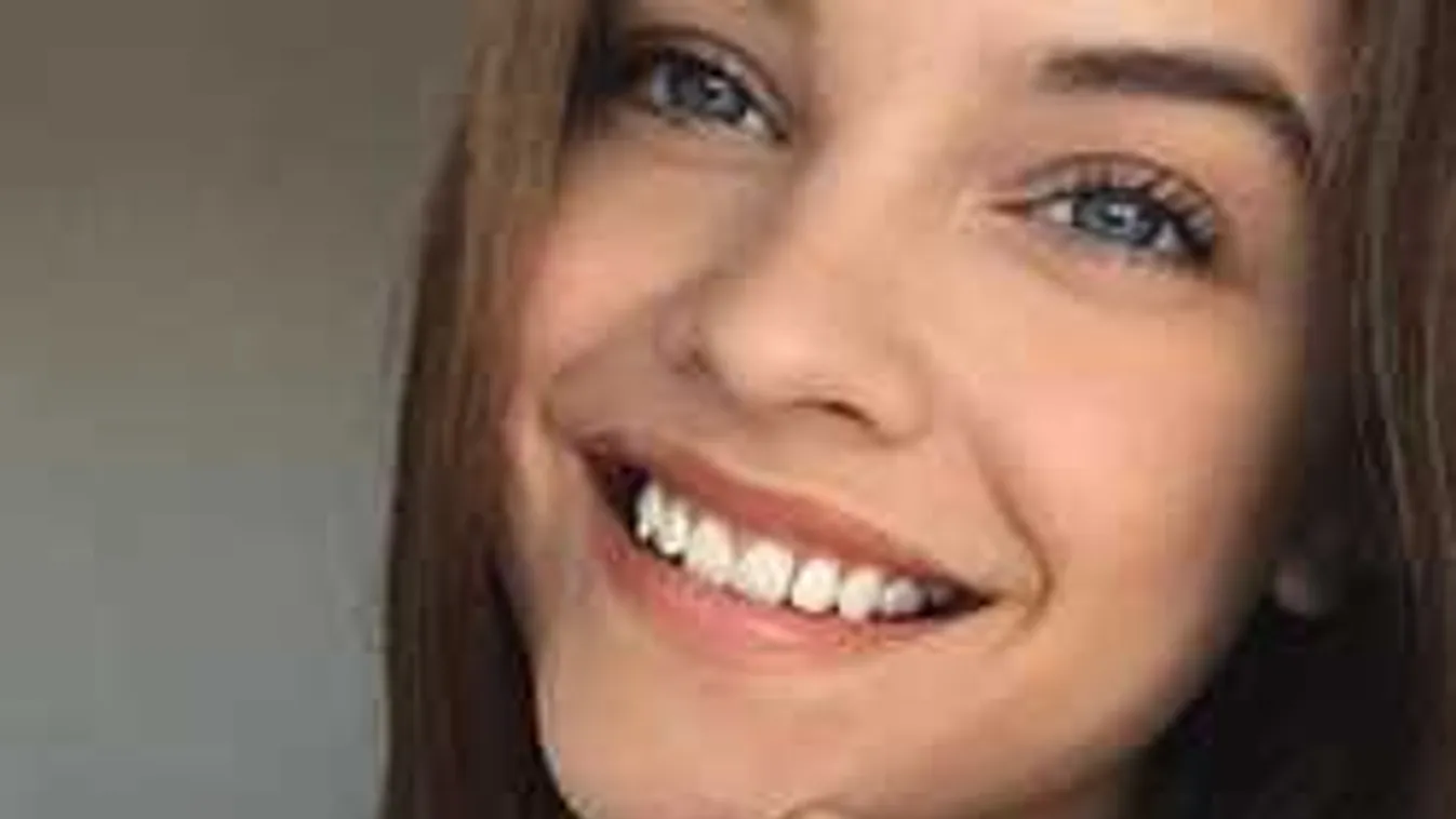 Olyan rövid szoknyában feszít a magyar modell, hogy az már öv