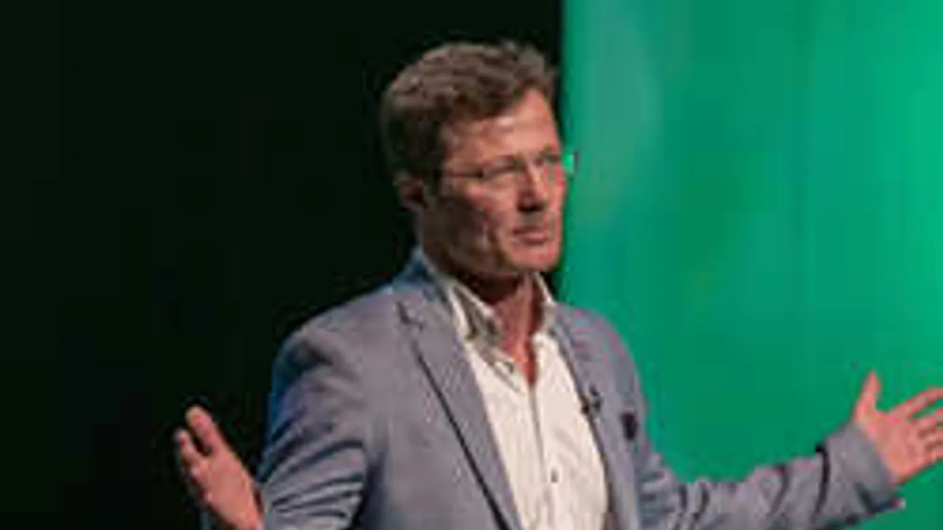 Gyönyörű nőkkel italozott Stohl András: mutatjuk a fotót