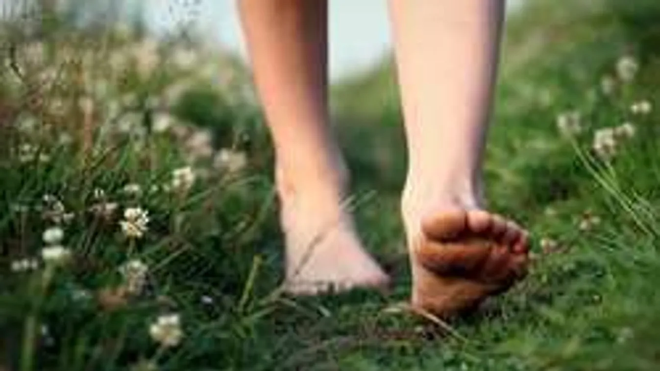 Járj gyakrabban mezítláb! Ezért pokoli egészséges!