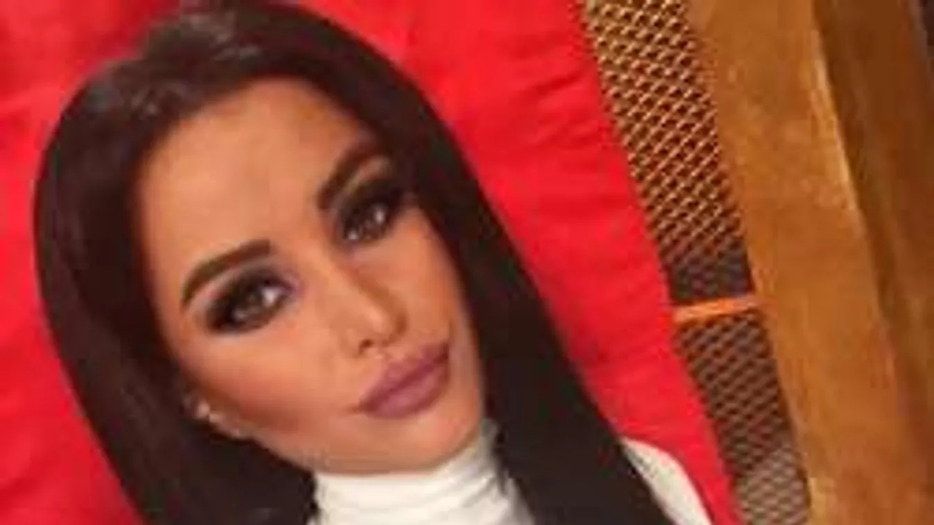 Élő adásban csúszott le a ruha a hatalmas mellű időjósról!