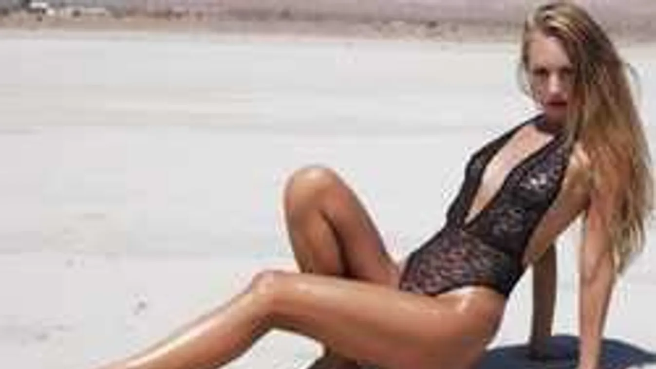 A bugyit is ledobta, meztelenül villant a kerek mellű színésznő