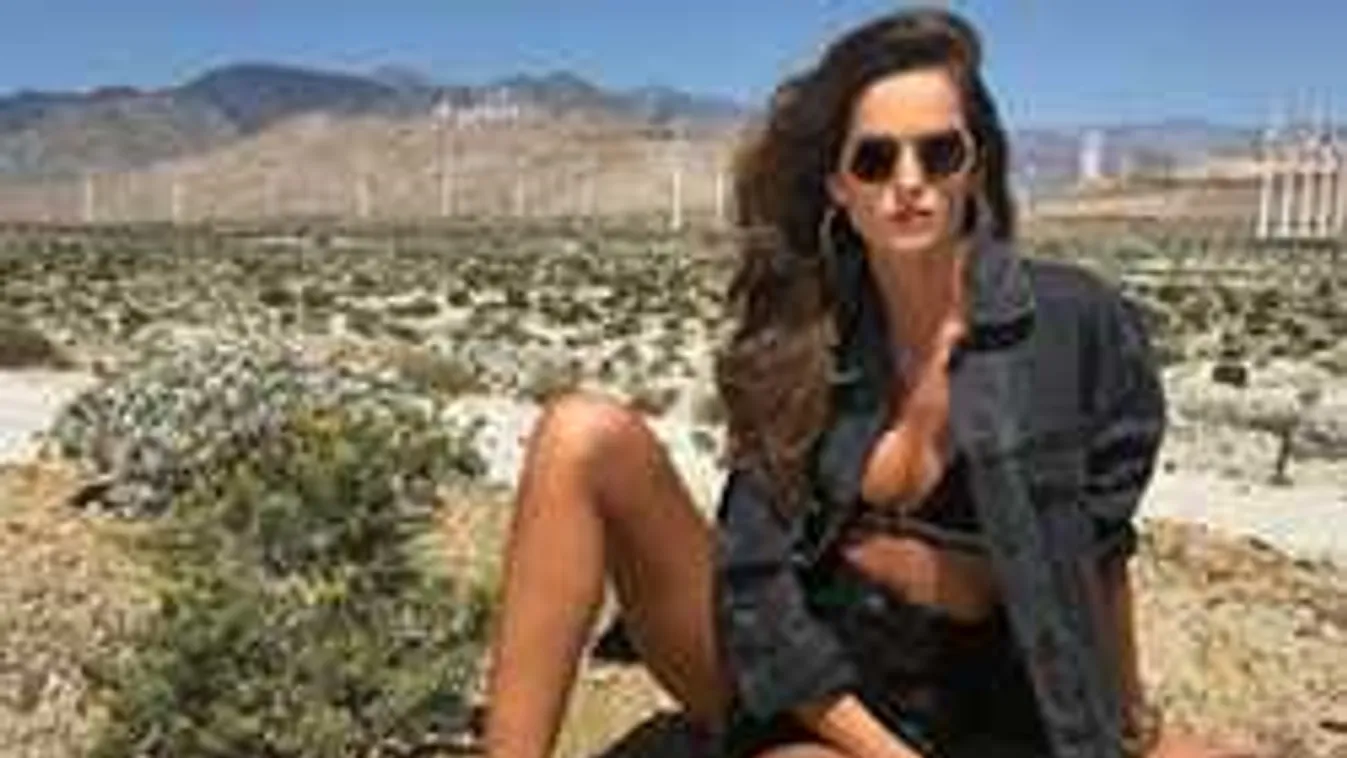 Szexi fotóval, a szobájából üzent a dögös modell