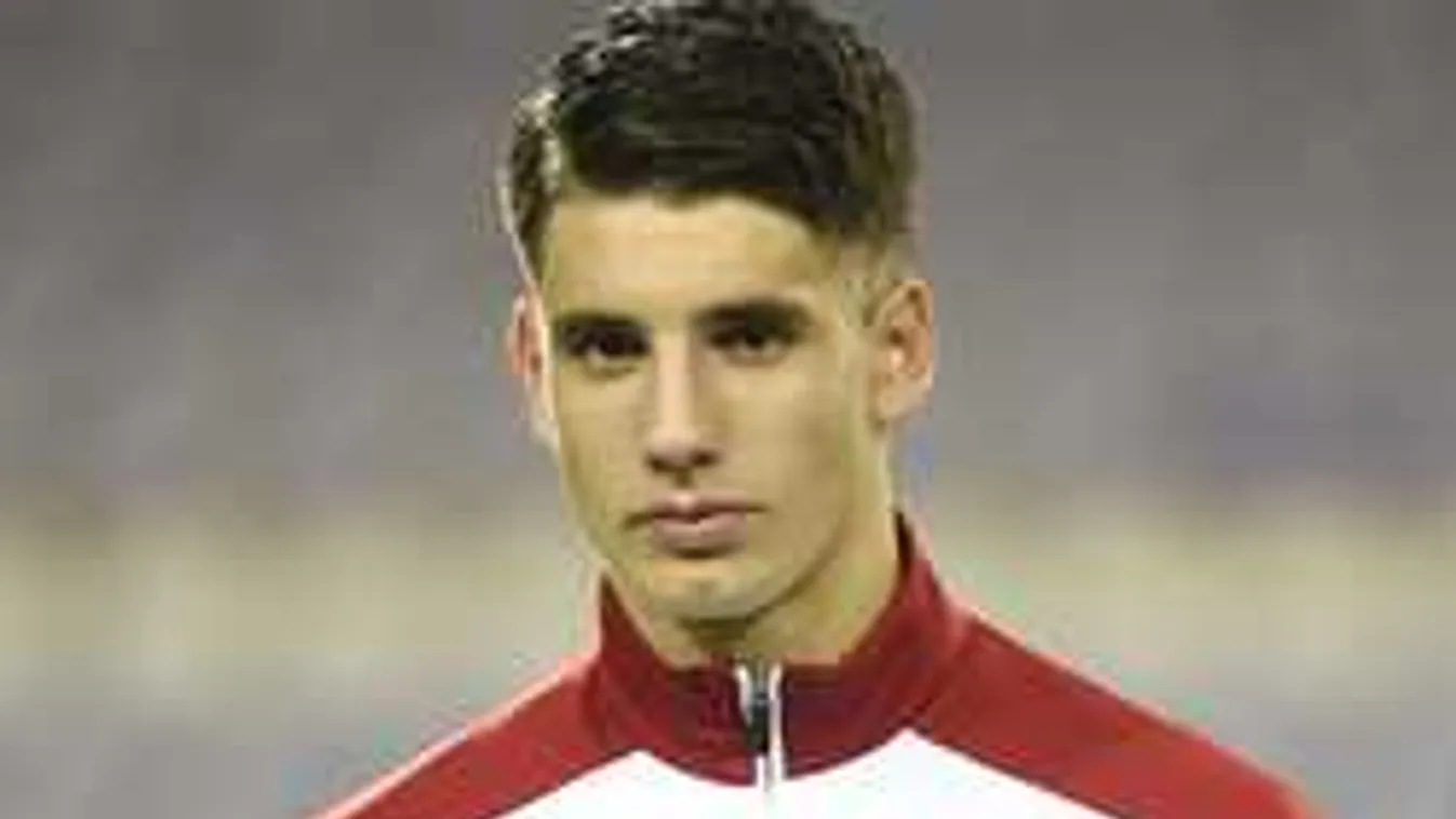 Ez a szőke bombázó csapott le az új magyar focicsillagra