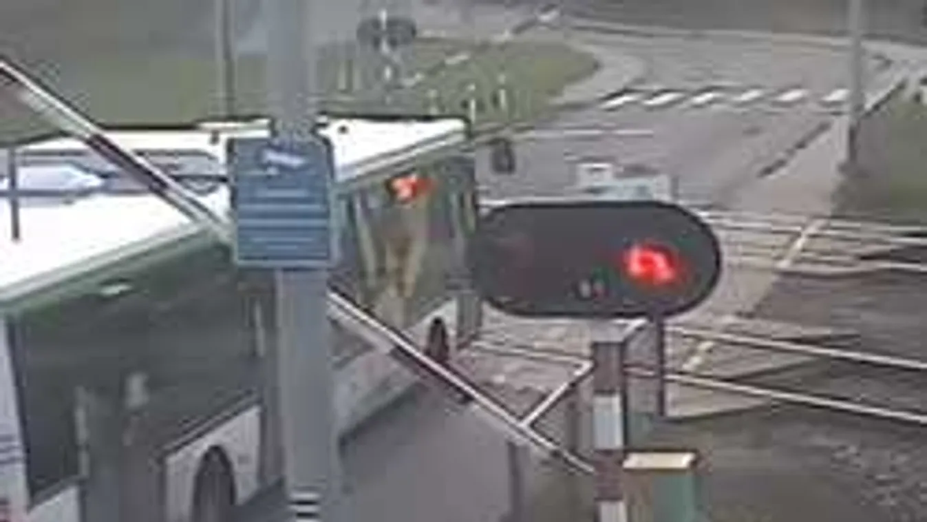 Életveszélyes helyzetbe hozta az utasait az idióta buszsofőr! - videó