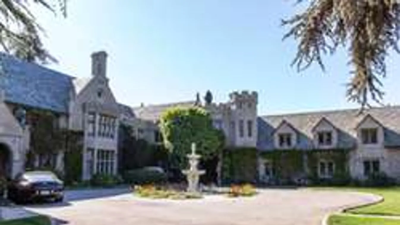 Eladó a Playboy-villa, s vele együtt Hugh Hefner is