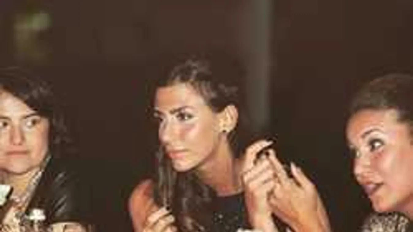 A WC-n ülve fotózta magát a dögös focistafeleség