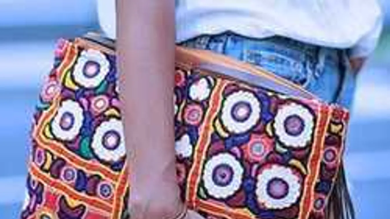 Befellegzett az unalmas fekete táskának, 2018-ban ezzel jár a szexi nő