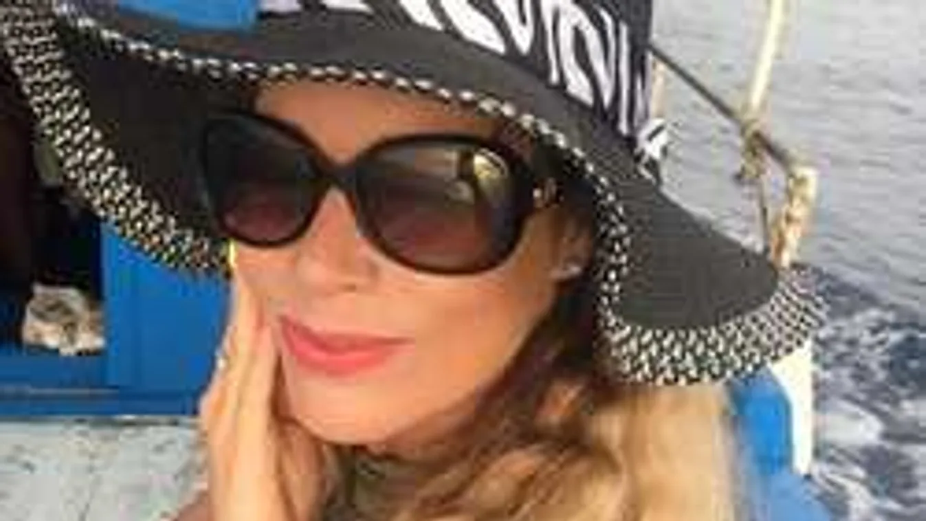 Ettől a monitorod is elolvad, szétnyílt ruhában pózol Baukó Éva