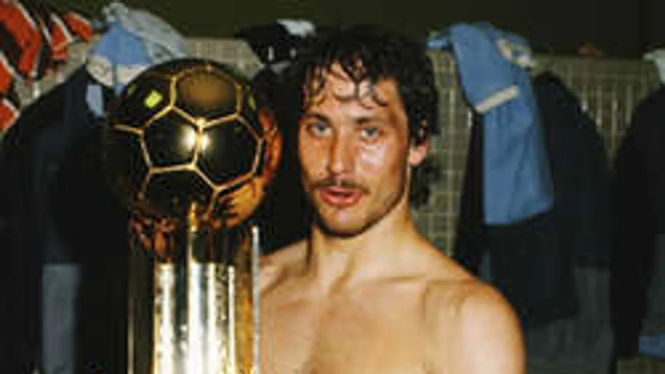 Magányosan piál, a parkban fetreng a futballhős