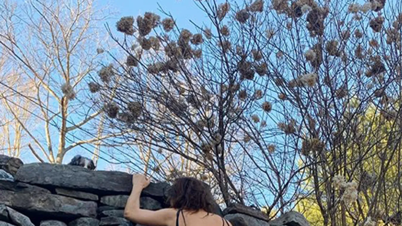 Bevásárlás közben villant elő a tangája a miniszoknyából a tetovált csajnak-Videó