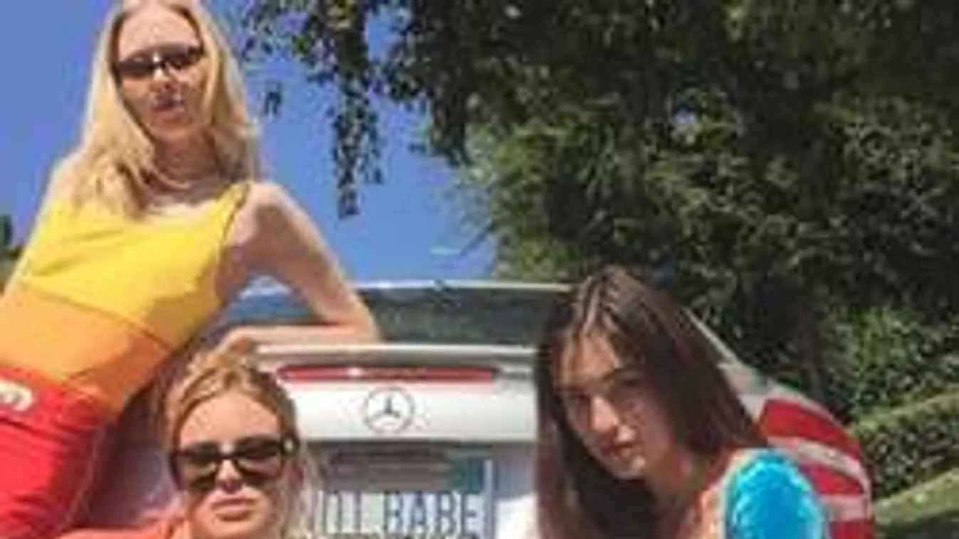 Szinte meztelenül pózolt a sztárszülők lánya