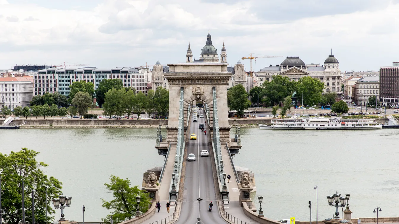 A nemzeti zászló színeivel világítják ki a Lánchidat