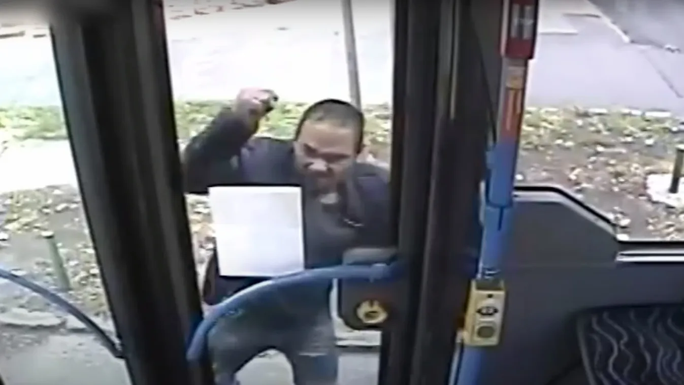 Szétfeszítette az ajtót, majd többször ráütött a buszra egy örjöngő utas Kőbányán – videó