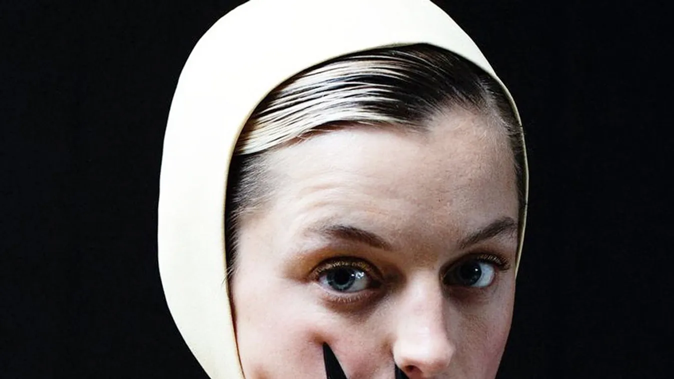 Emma Corrin rémesen nézett ki az Emmy-n