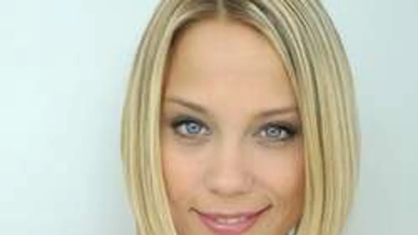 Falatnyi bikiniben pózolt együtt a két magyar sztárbombázó