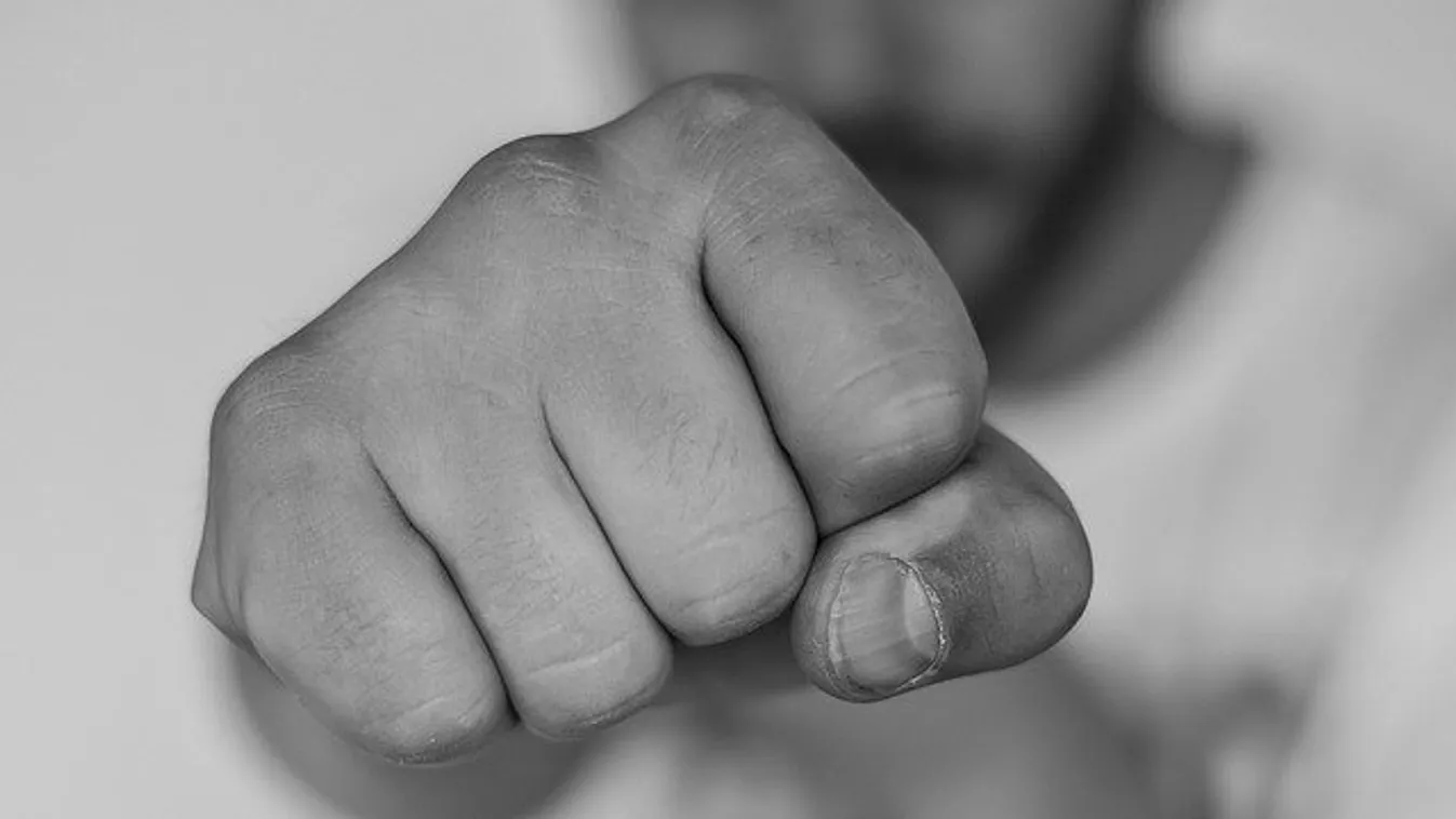 Megöllek – kiabálta áldozatának a börtöntöltelék, majd szájon szúrta a szerencsétlent