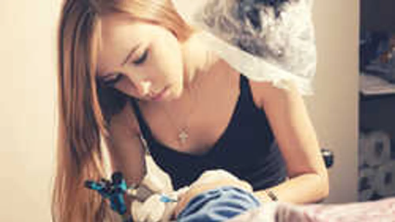 Hódít a legújabb tetkódivat: Meglepő hajlatba varratják a mintát!