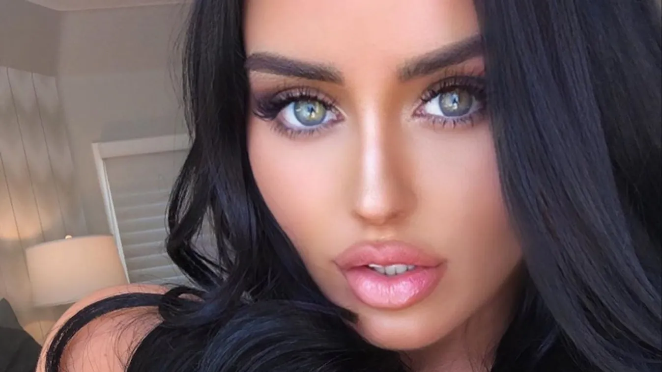 Lefotózták a félmeztelen színésznőt, mindenki elámult a hatalmas kebleitől