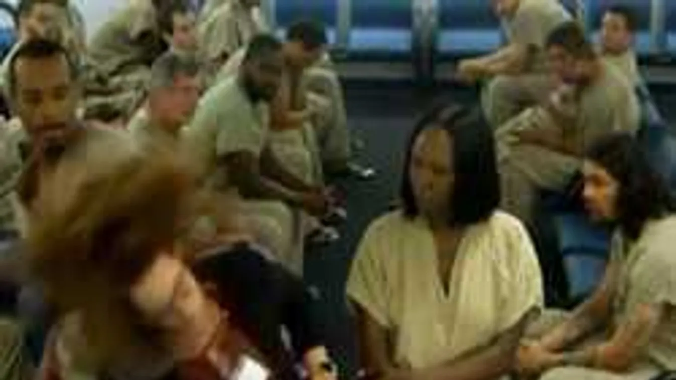 Botrány a tárgyaláson: nekiesett az ügyvédjének az agresszív elítélt - videó