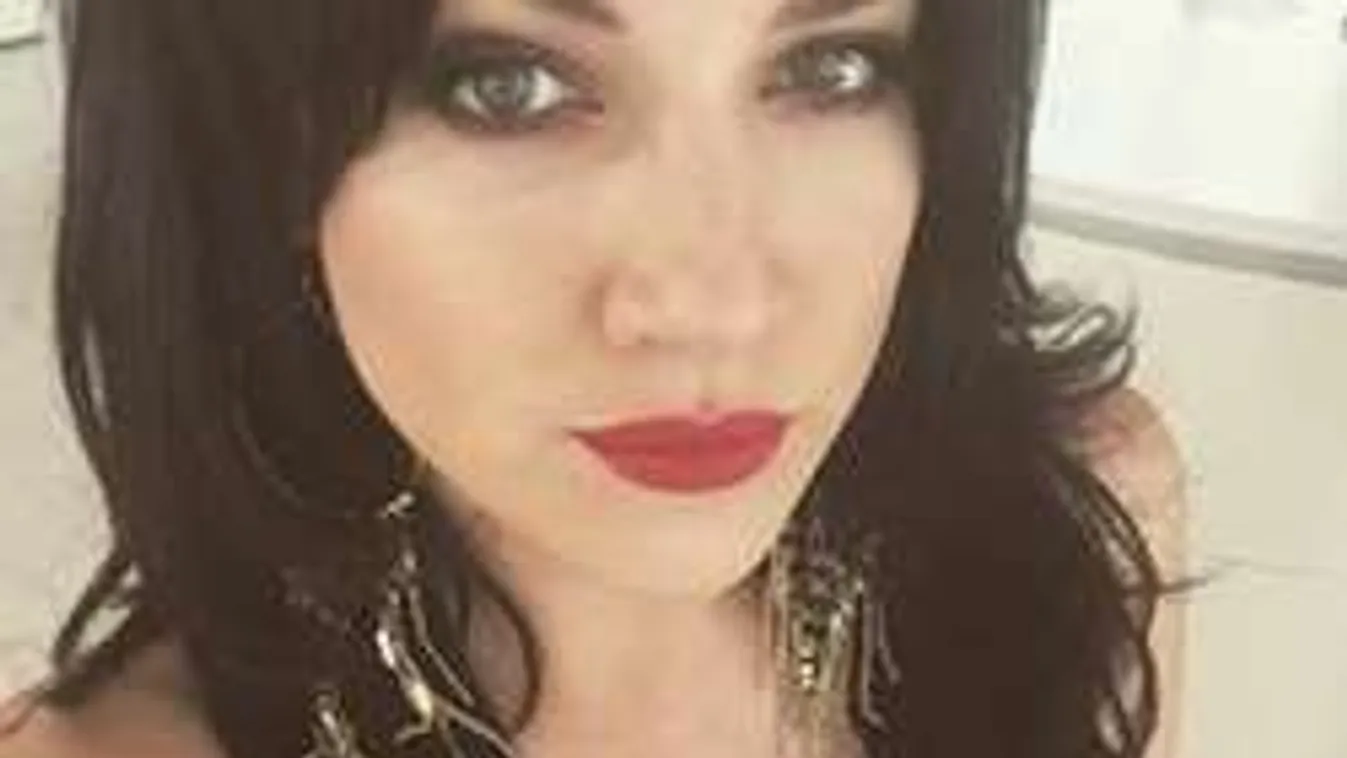 Forgatás közben csúszott le a ruha Tóth Gabi óriásmelleiről!