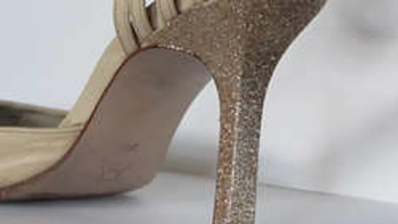 Ezt minden nőnek látni kell! Így mentheted meg a lenyúzott cipősarkat