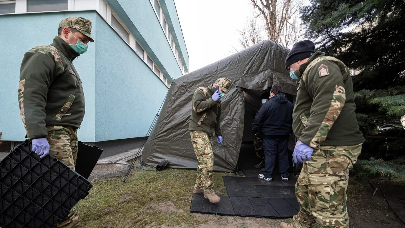 Sátrat állítottak a Heim Pál Gyermekkórházba érkezők előszűréséhez