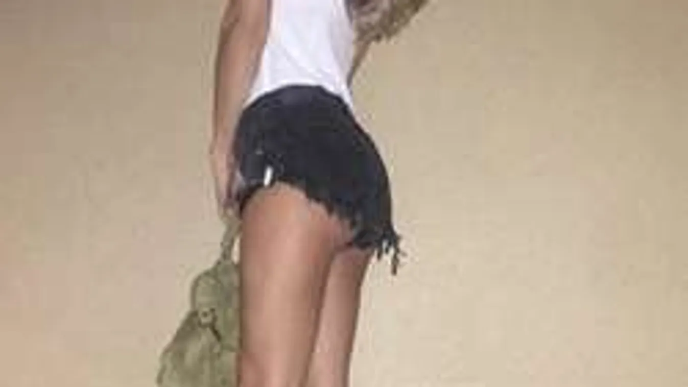 Milliós táskákkal parádéznak a focistafeleségek