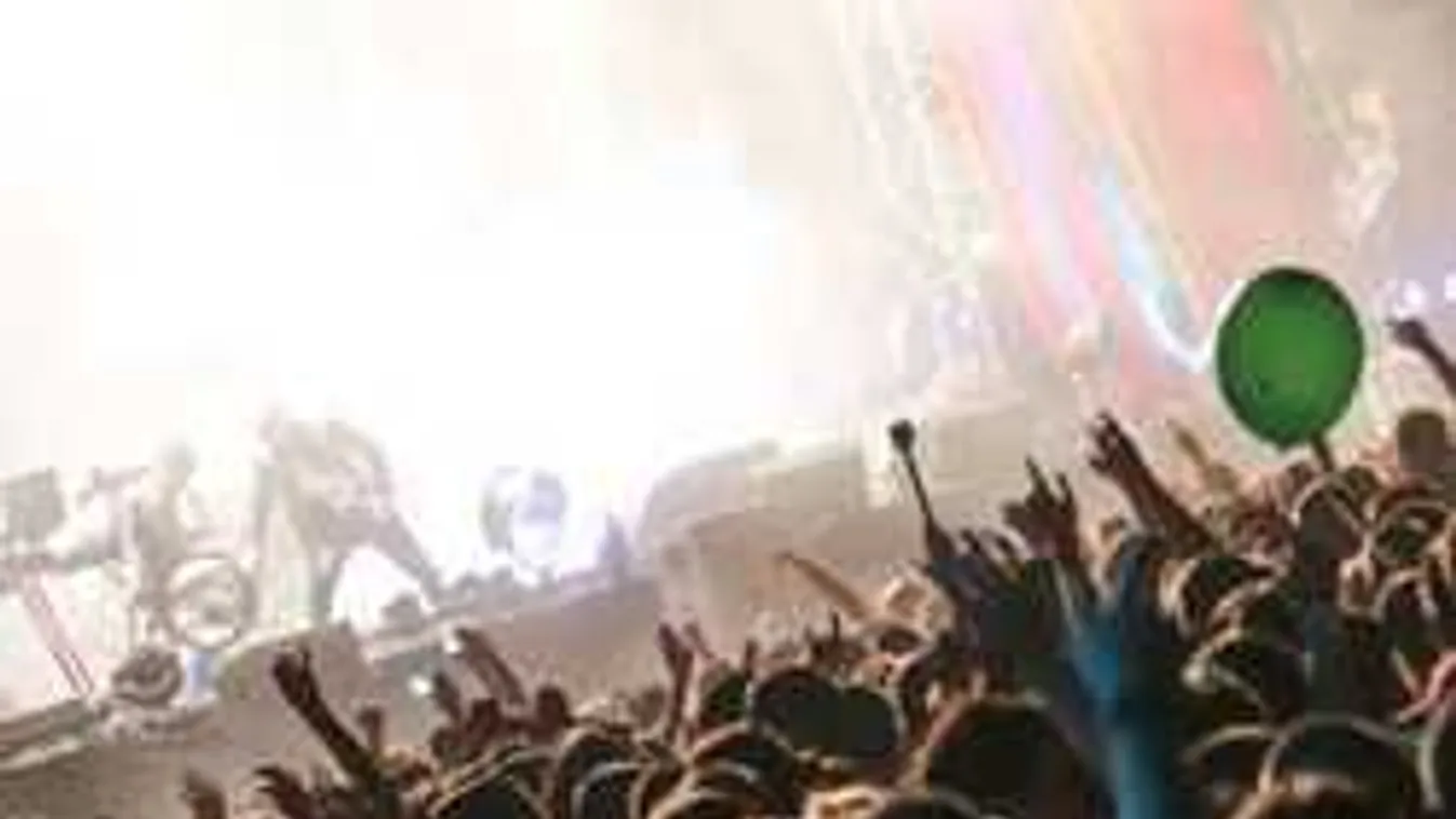 Fellépése közben lövöldözött éles fegyverrel a csinos énekesnő! - videó