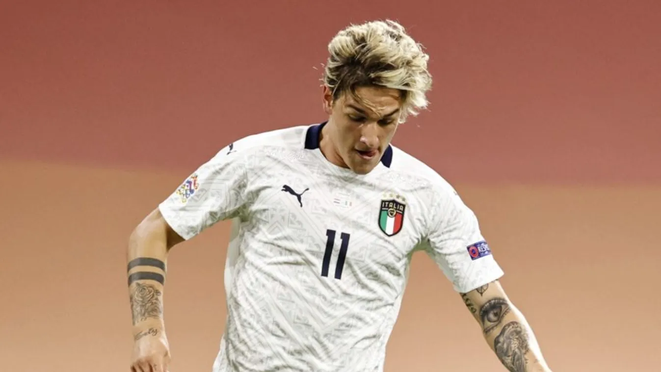 Izgató fotók, szexbombák lepték el a focista hálószobáját