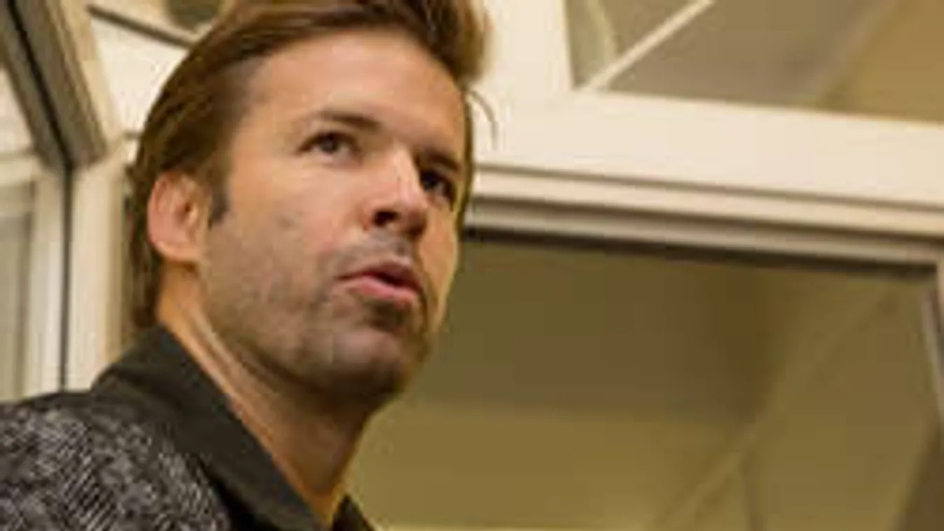 Megalázó: Sebestyén Balázsékat biztonsági őrök kísérik a rádióban - videó