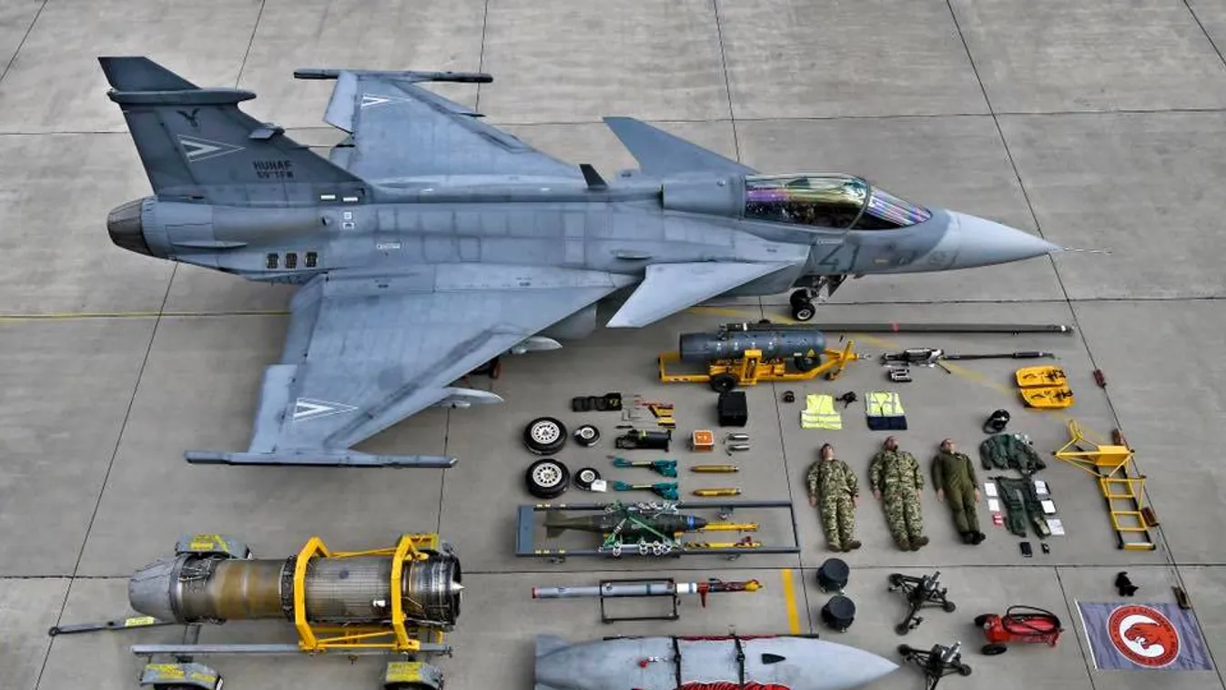 Itt a Gripen pilótáinak válasza a pécsi tűzoltók kihívására