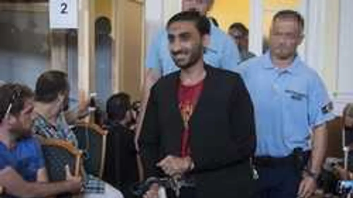 Ez a fotó lesokkol: Így mosolygott a halálkamionos a kecskeméti tárgyaláson