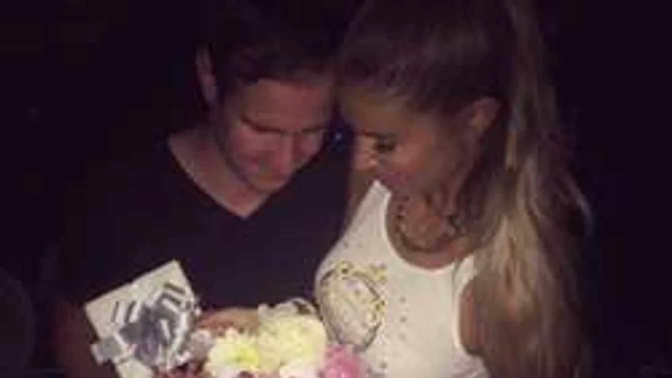 Nyelvét nyújtja a szülinapos Dukai Regina