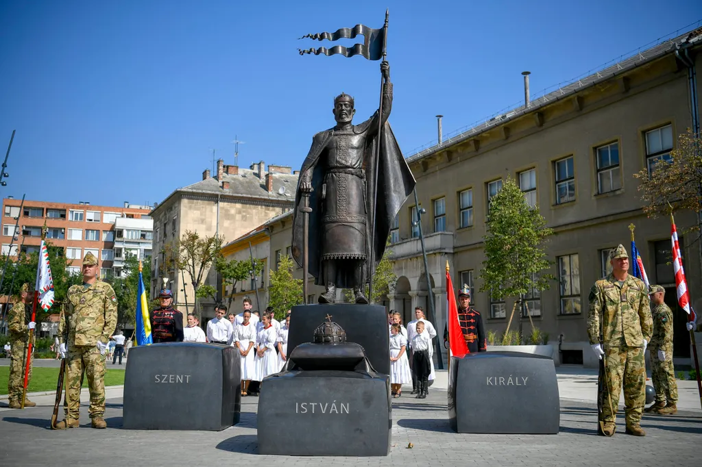 Szent István újonnan felavatott szobra, Szanyi Borbála alkotása a debreceni Dósa nádor téren az államalapítás és az államalapító Szent István király ünnepén, 2020. augusztus 20-án. MTI/Czeglédi Zsolt