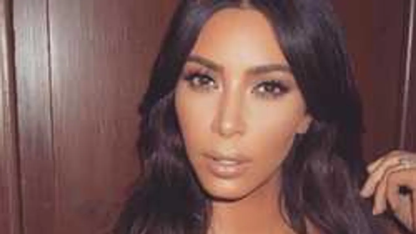 Falatnyi bugyiban, fedetlen mellekkel terpesztett Kim Kardashian