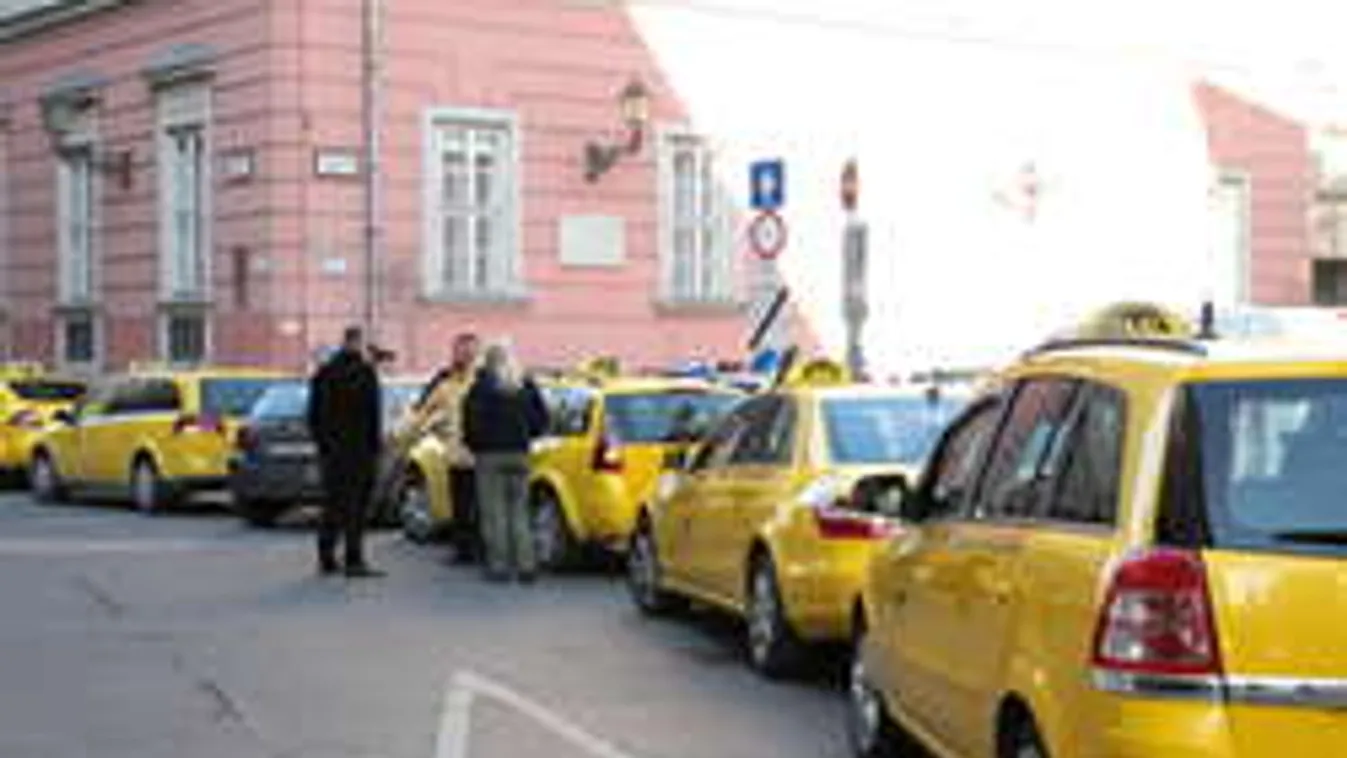 Nincs megegyezés, a taxisok lezárták a belváros egy részét