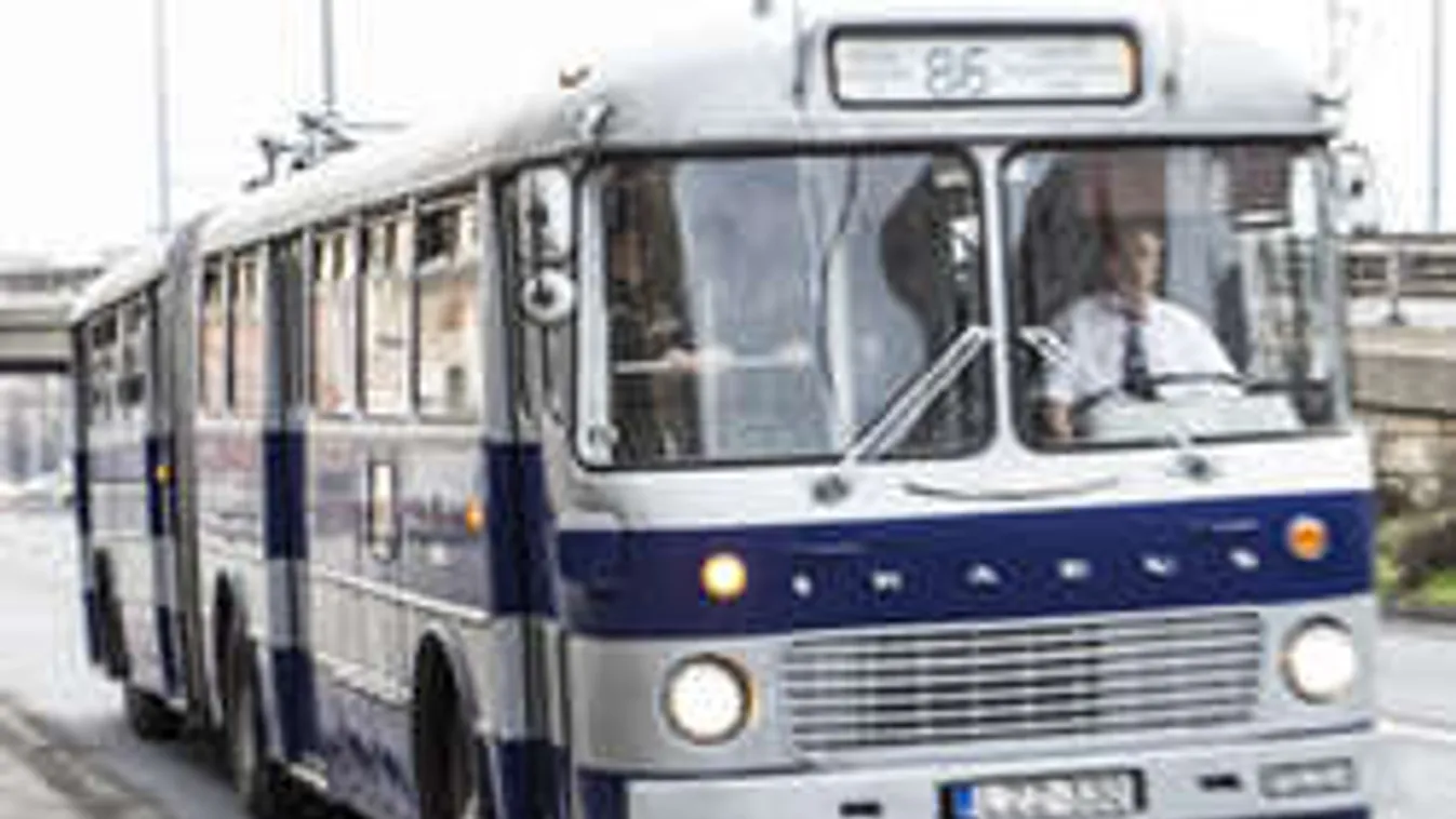 Elképesztő busz bukkant fel Budapest belvárosában