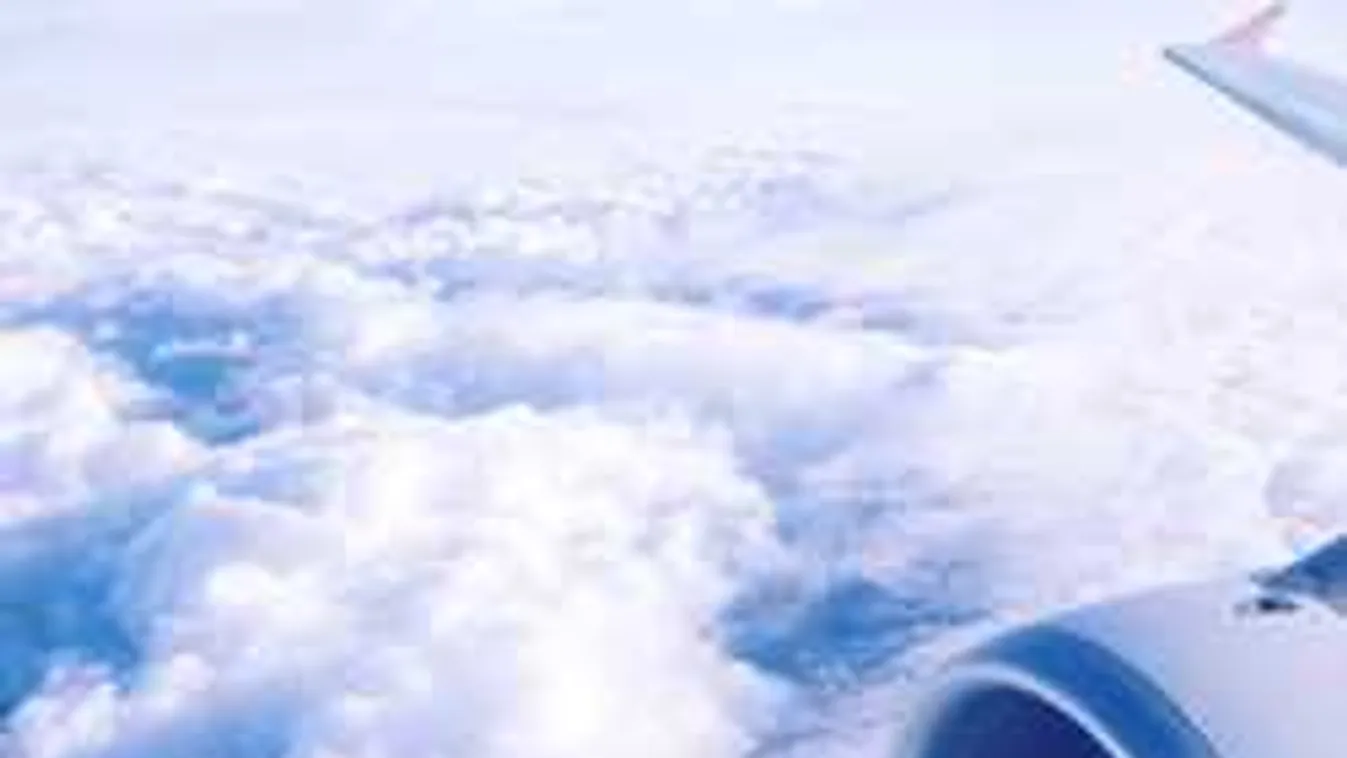 Durva repülőbaleset történt, vészcsúszdán menekítik az embereket - videó