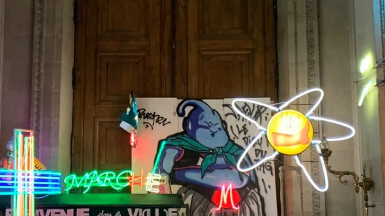 Migránssátorral és neoncsövekkel állítottak betlehemet egy párizsi templomban