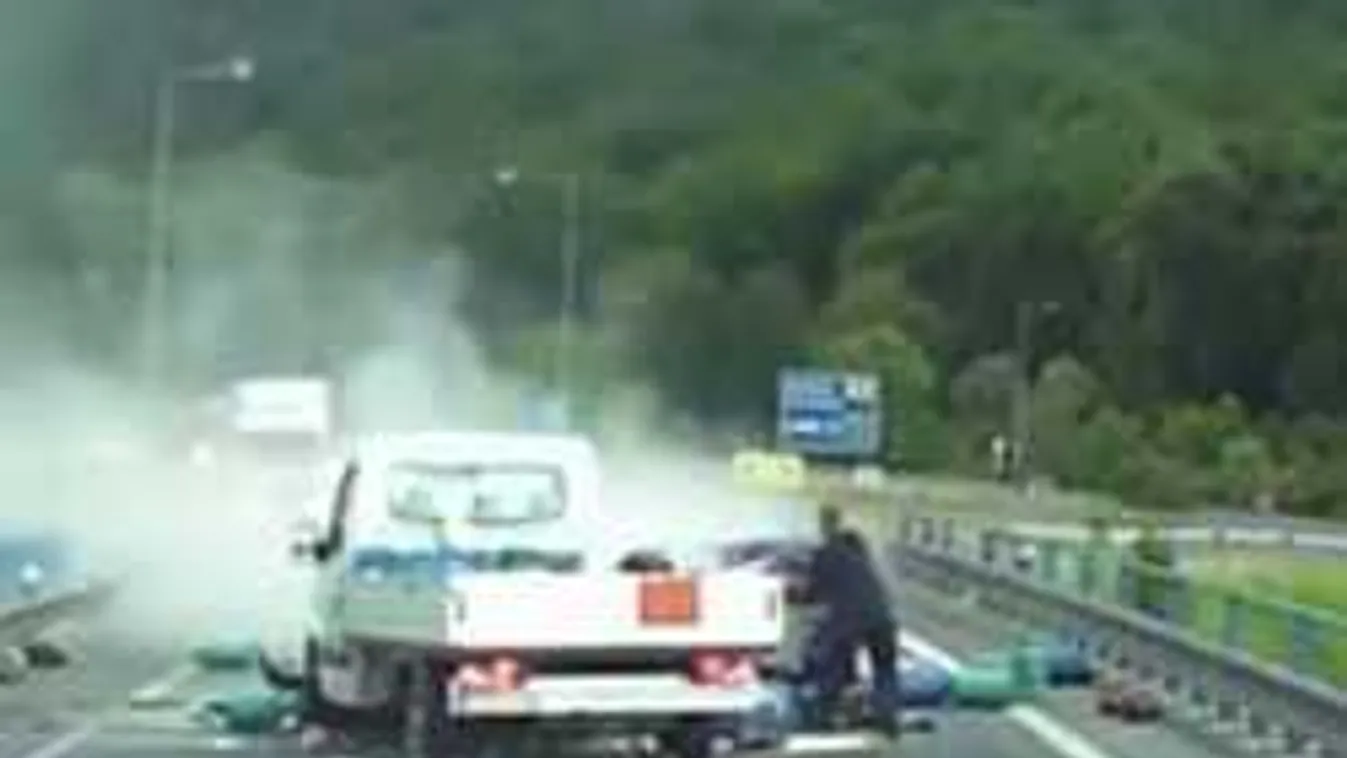 Brutális balesetet szenvedett a gondatlan sofőr az autópályán! - videó