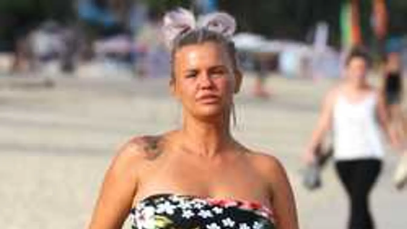 Topless napozáson kapták a magyar származású sztáranyukát