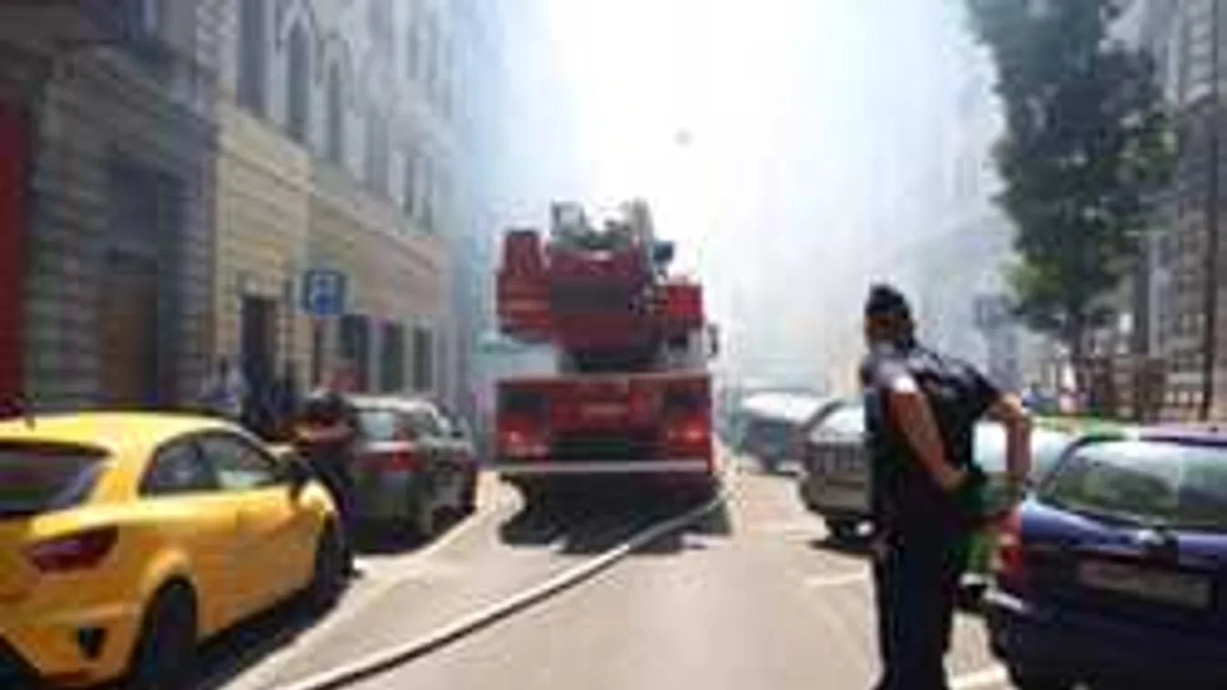 Óriási tűz pusztít a belvárosi házban, menekítik a lakókat