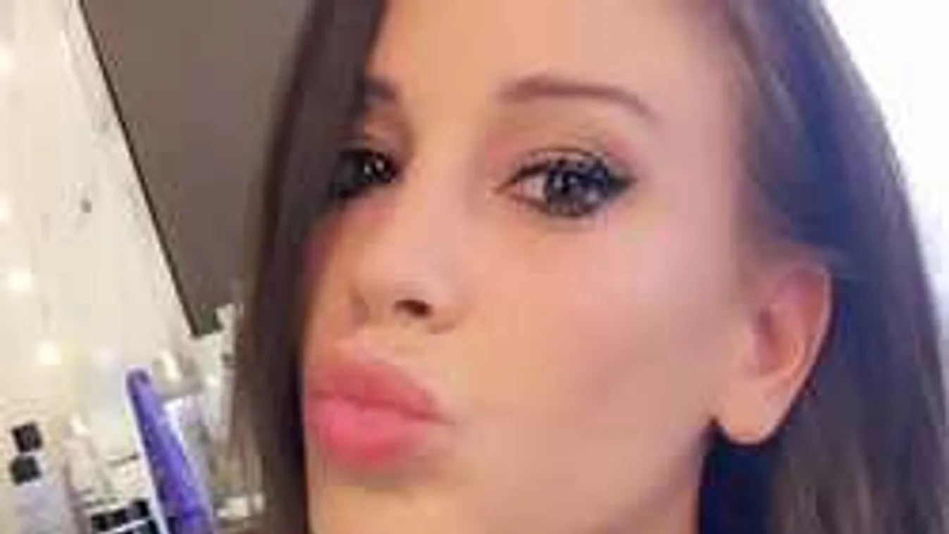 Csak egy-egy hópihe takarja Vajna Timi mellbimbóit