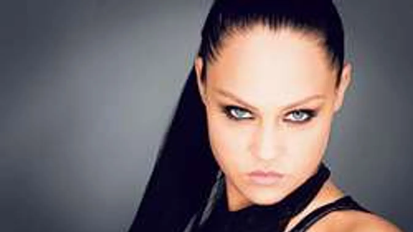 Az RTL egykori vadmacskájánák gigadekoltázsa elűzi a rossz időt!