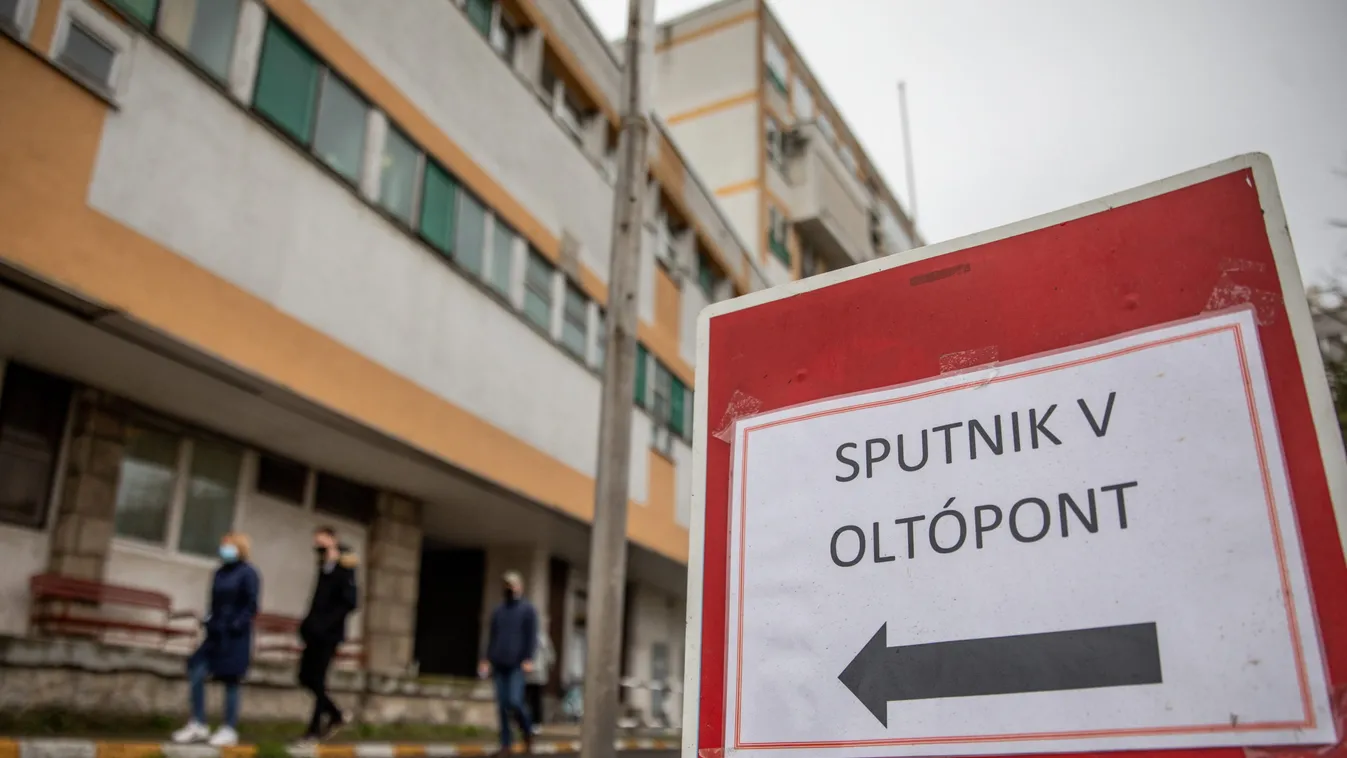 Kiakadt egy oltóponton dolgozó: „bejönnek és svédasztal módjára válogatni akarnak a vakcinákból”