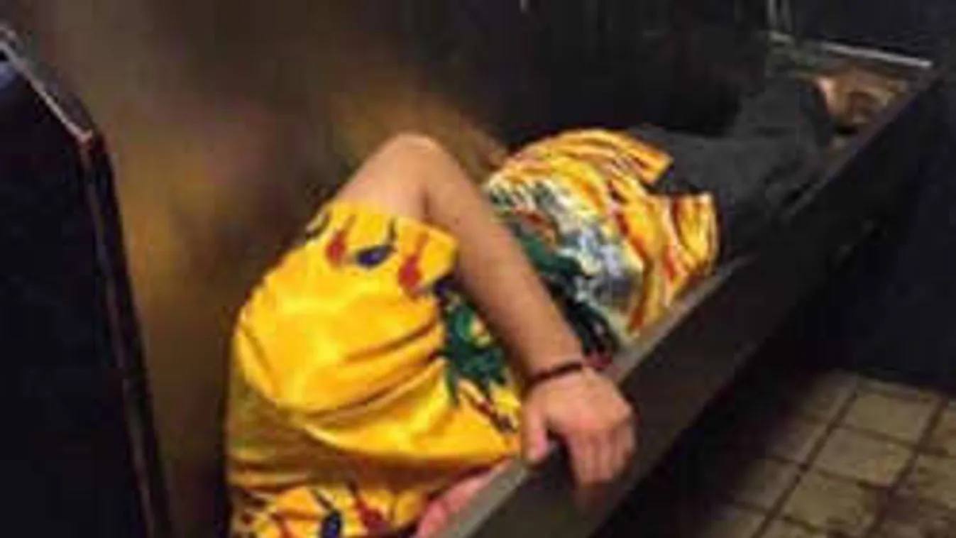 Botrány! Megágyazott magának a vécében a részeg vendég!