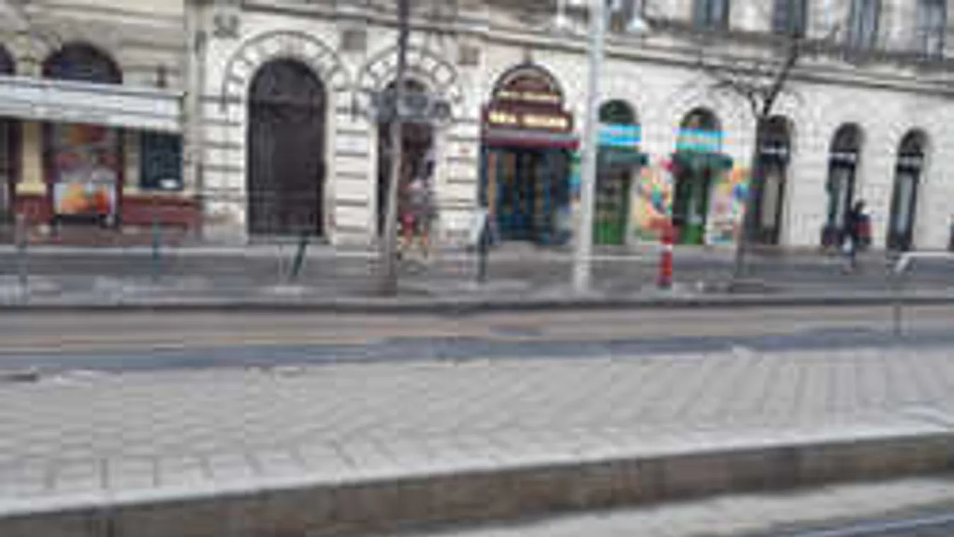 Idén már 22 villamosmegállóban kellett korlátot cserélni